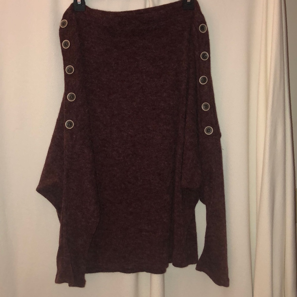 MAROON BUTTON ACCENT TOP - Medium